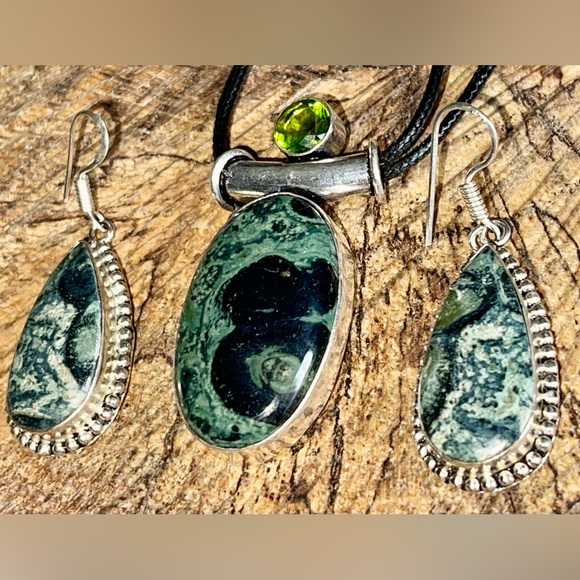 African Kambaba Square Pendant & Earrings - Picture 6 of 8